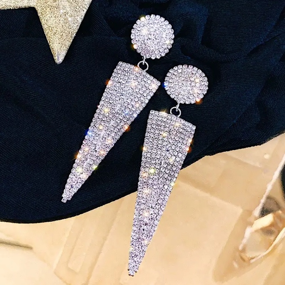 ⚜️𝟯𝟬%𝗢𝗙𝗙 𝗯𝘂𝗻𝗱𝗹𝗲𝘀 𝟯+⚜️ NEW Large Rhinestone Triangle Drop Earrings - Picture 4 of 9